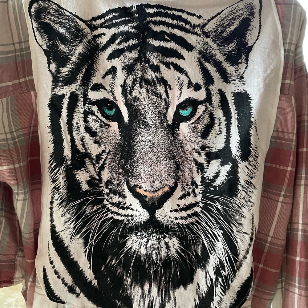 American Eagle cropped tiger plaid button down - Picture 13 of 16